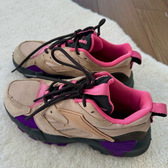 Hey
Shoe 2 times, took a small size, I thought I'll tear, but it did not work - Picture 1 of 6